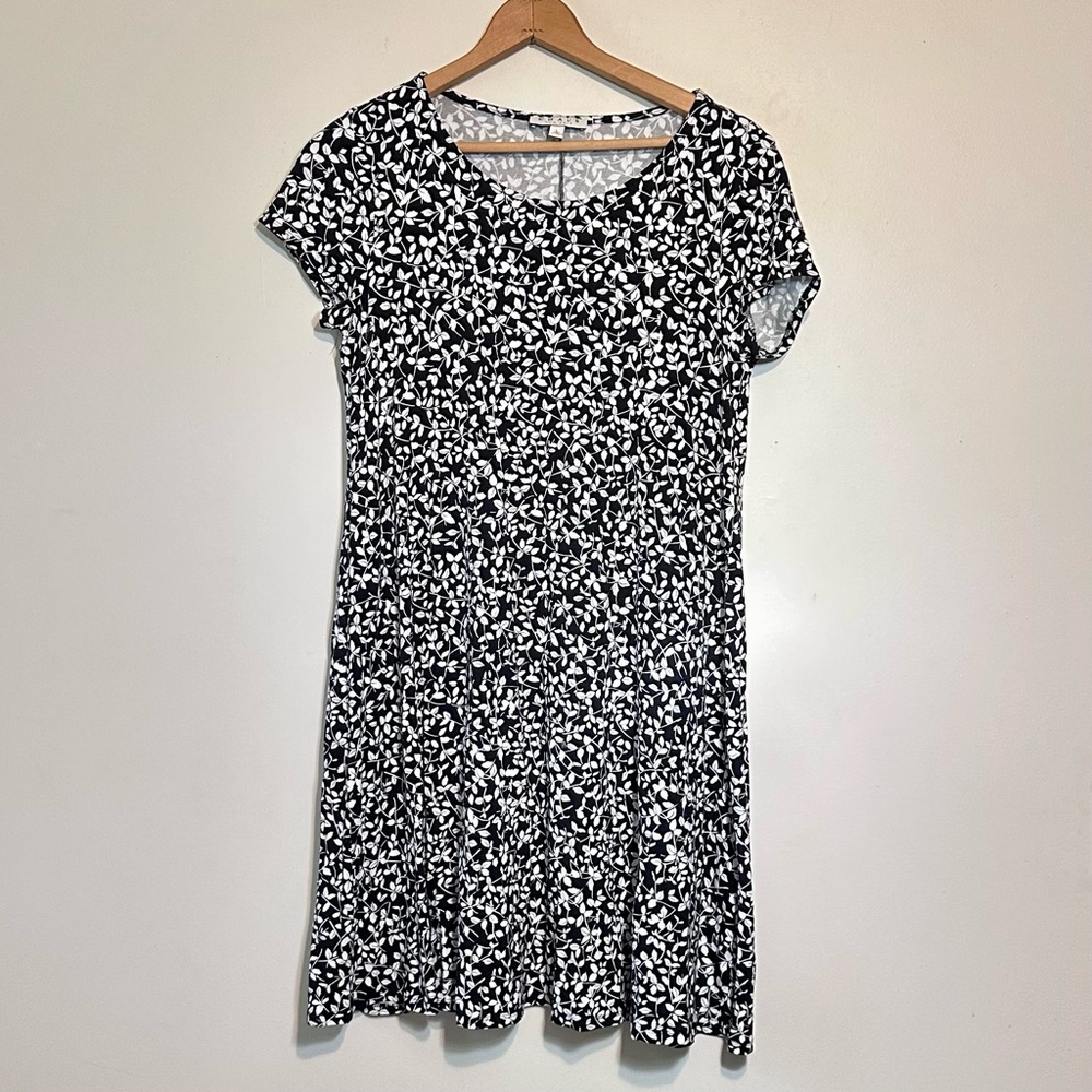 Super cute Black & White Floral T-Shirt Dress Sz large